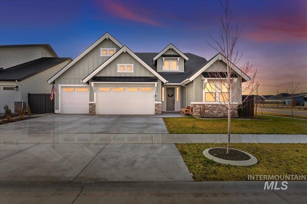 craftsman house featuring a yard and a garage