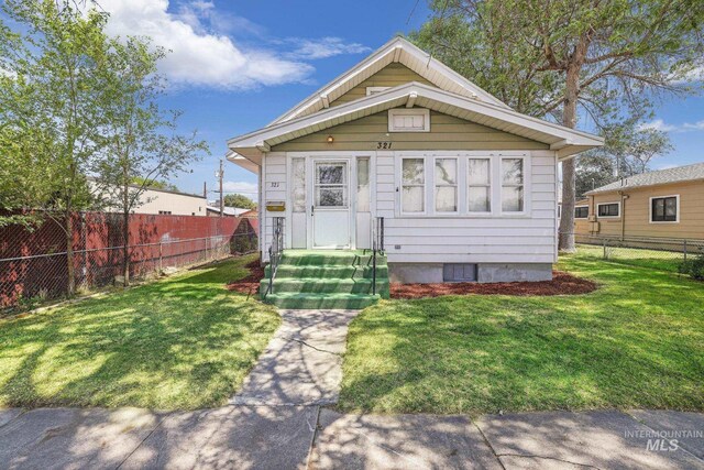 bungalow featuring a front lawn