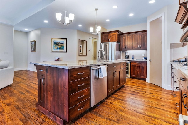 kitchen with dark wood-style flooring, an island with sink, a chandelier, recessed lighting, and stainless steel appliances