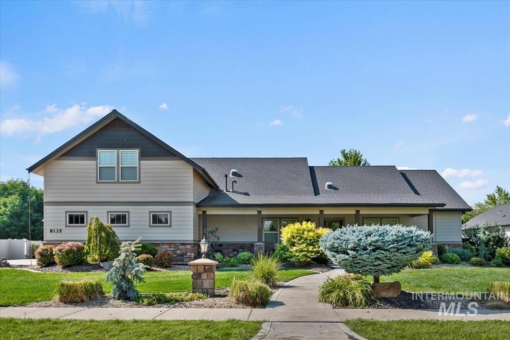 view of front of house featuring a front yard