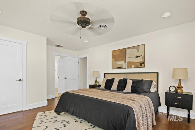 bedroom featuring visible vents, dark wood-style flooring, baseboards, ceiling fan, and recessed lighting
