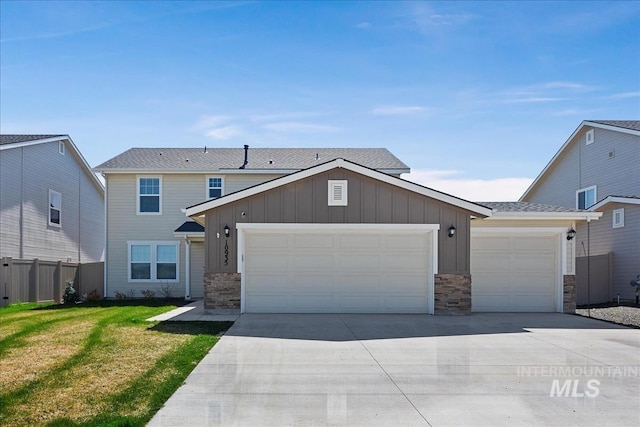 view of front of house featuring a front lawn and a garage