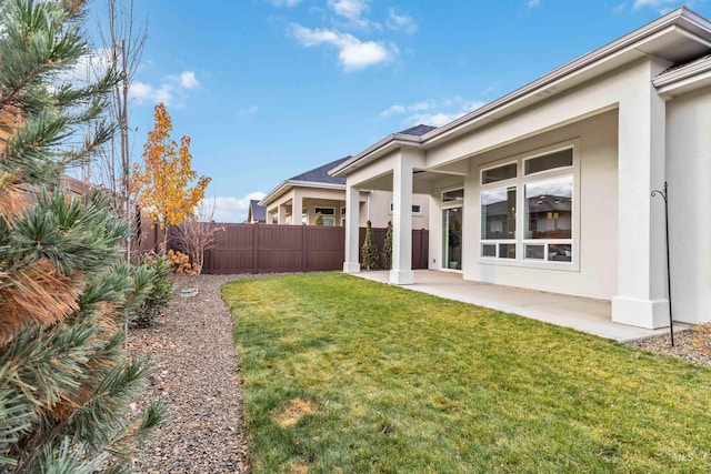 view of yard featuring a patio