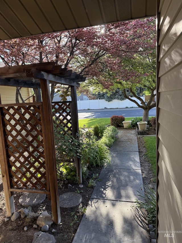 625 Trotter Dr, Twin Falls, ID 83301 - view of yard with fence and a water view