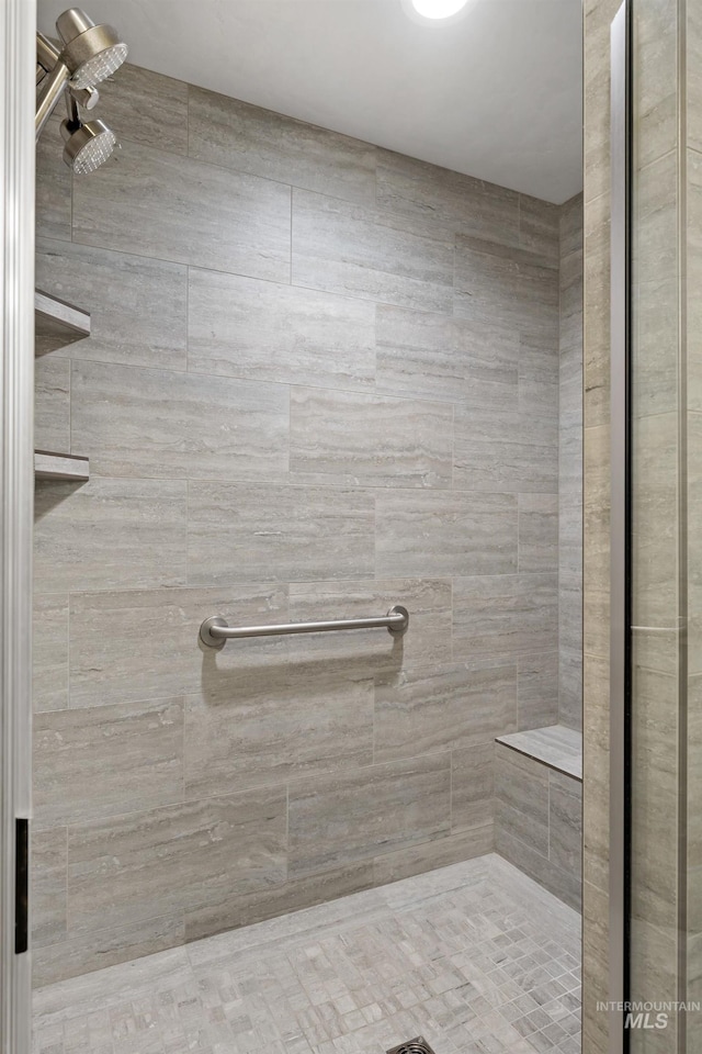 bathroom featuring tiled shower