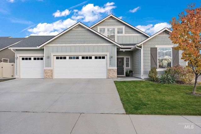 view of front of property featuring a front lawn and a garage