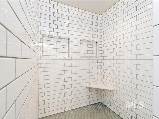 bathroom featuring tiled shower