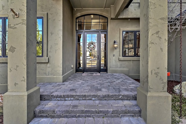 view of exterior entry with stucco siding