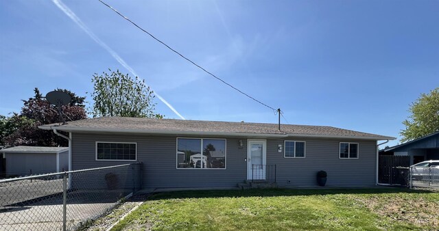2025 10th Ave, Clarkston, WA 99403 - rear view of house with fence and a lawn