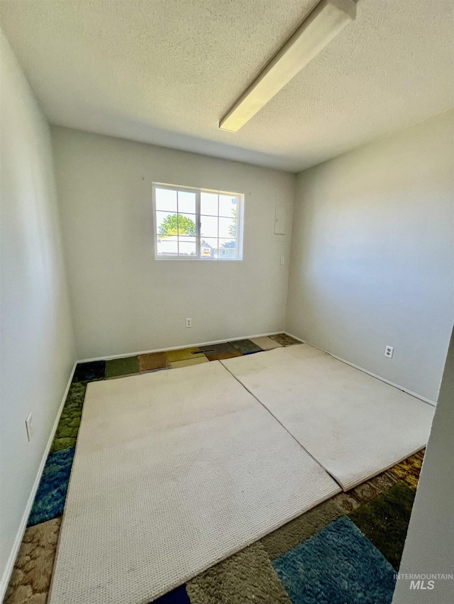 2025 10th Ave, Clarkston, WA 99403 - empty room featuring a textured ceiling and baseboards