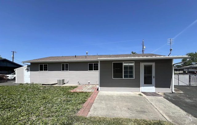 2025 10th Ave, Clarkston, WA 99403 - ranch-style home with central air condition unit, a patio, a front yard, and fence