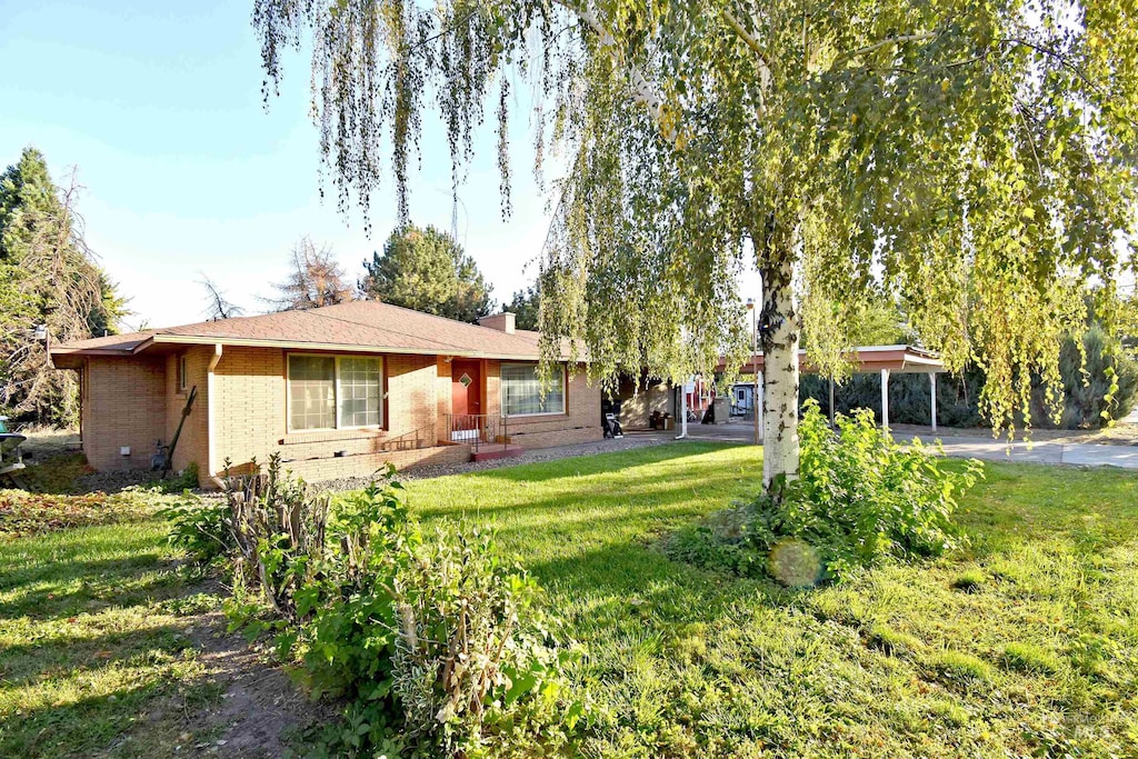 ranch-style house featuring a front yard