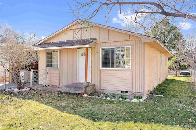 view of front of home with a front lawn