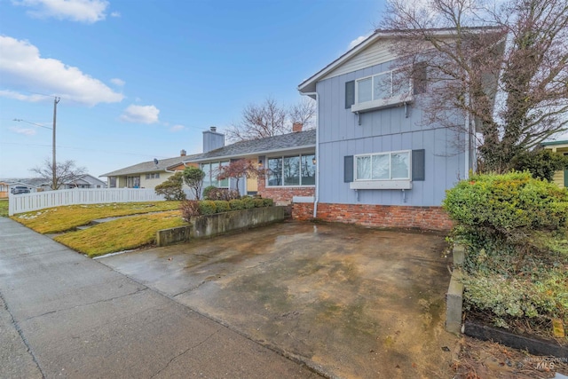 view of front of home featuring a front yard and fence