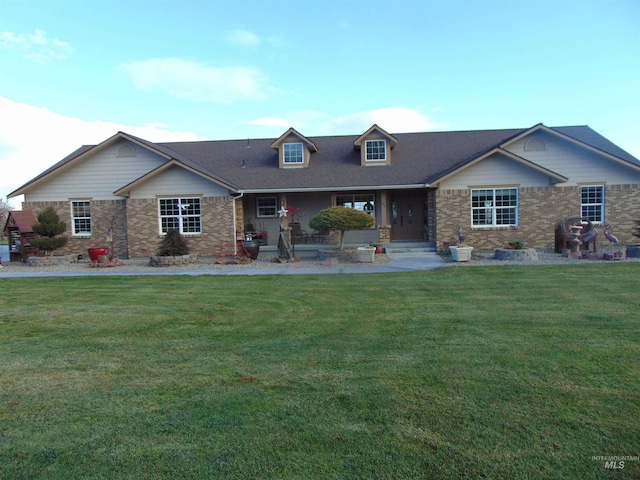 view of front of property featuring a front lawn