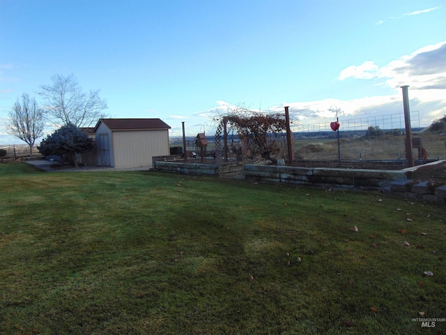 view of yard featuring a storage unit