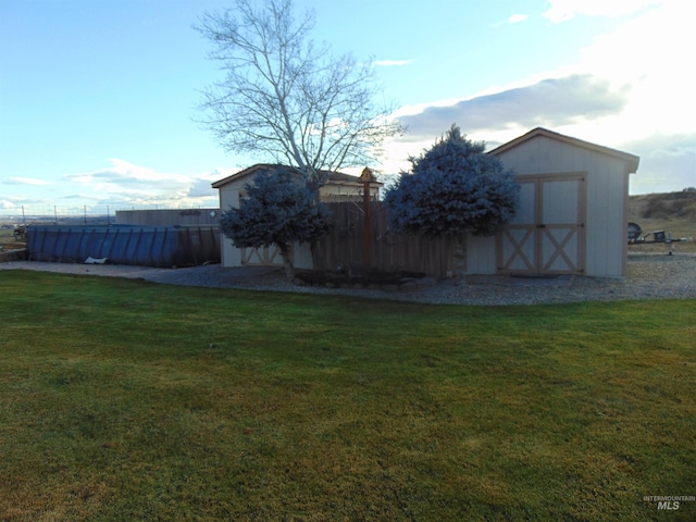 view of yard featuring a shed