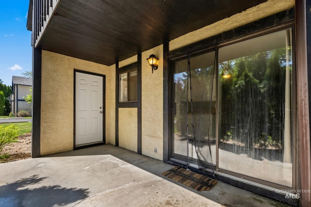 property entrance featuring stucco siding