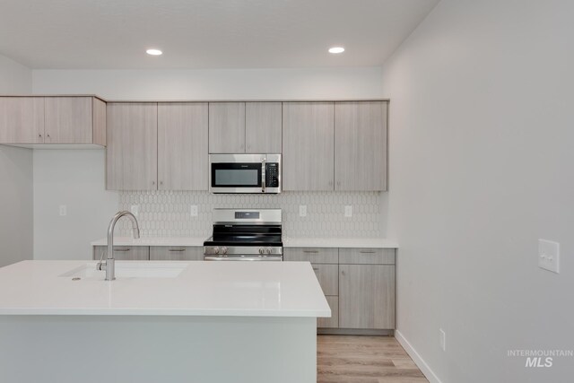 3566 W Littleton Dr, Meridian, ID 83642 - kitchen with sink, stainless steel appliances, tasteful backsplash, light hardwood / wood-style flooring, and light brown cabinetry