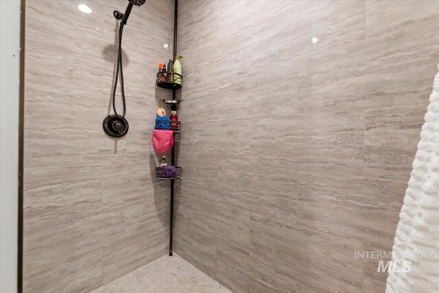 15916 Hill Top Cir, Wilder, ID 83676 - detailed view of tiled shower