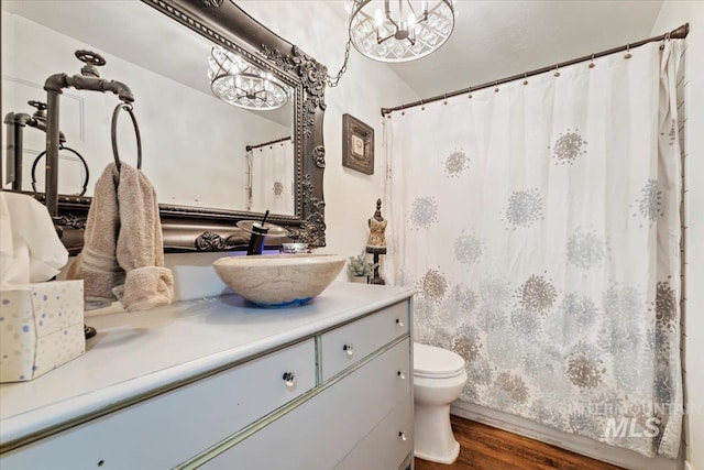 15916 Hill Top Cir, Wilder, ID 83676 - full bath featuring wood finished floors, vanity, a chandelier, and curtained shower