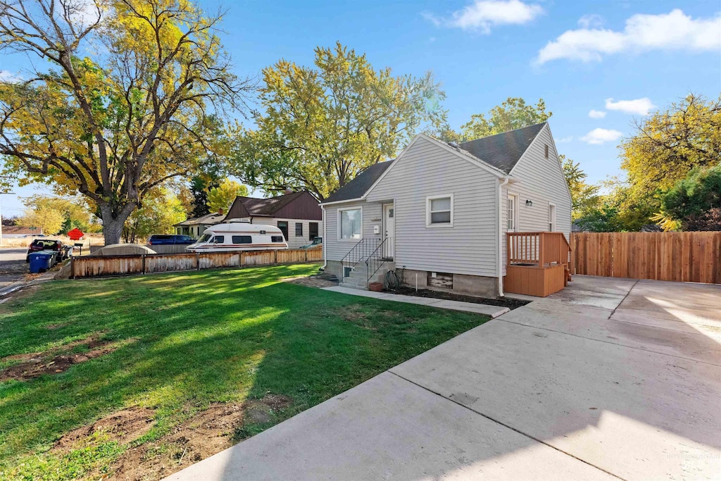 view of front of house featuring a front yard and fence