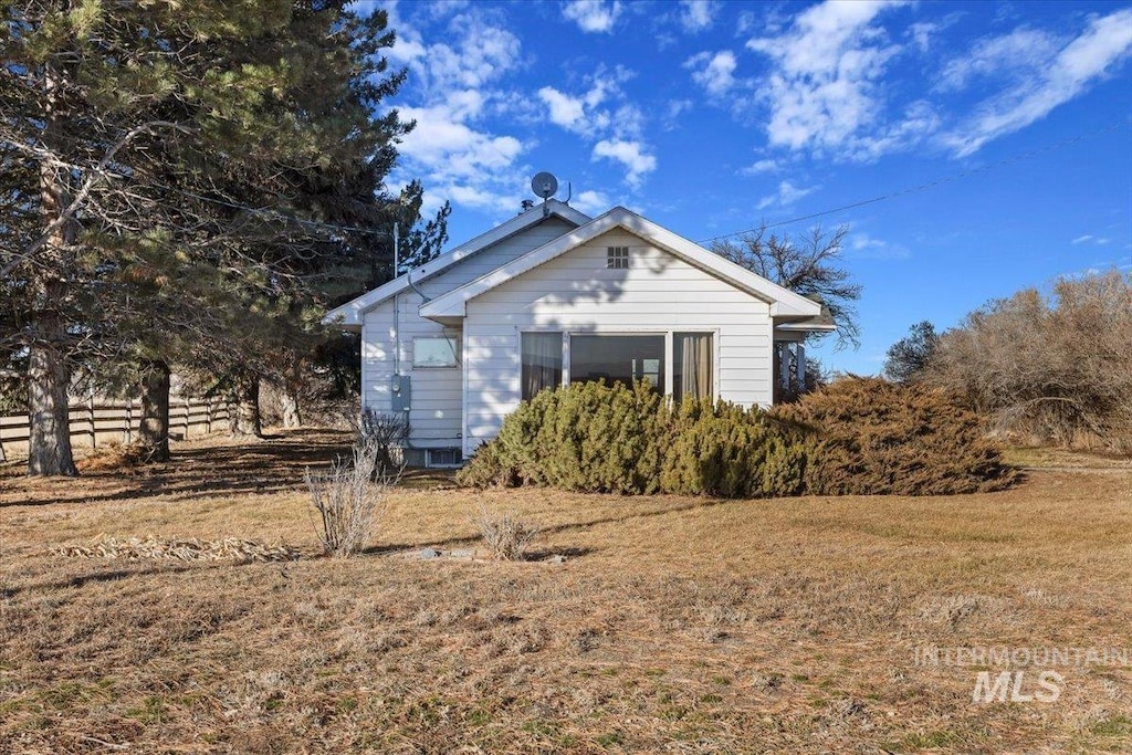 view of front facade featuring a front lawn