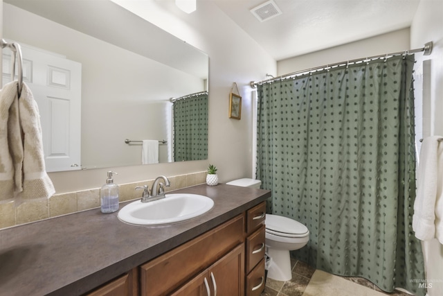 full bath with tile patterned flooring, visible vents, toilet, a shower with shower curtain, and vanity