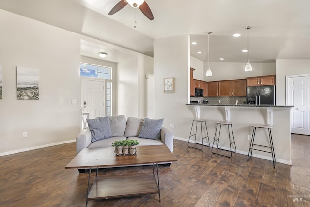 living room featuring dark wood-type flooring, lofted ceiling, a ceiling fan, recessed lighting, and baseboards