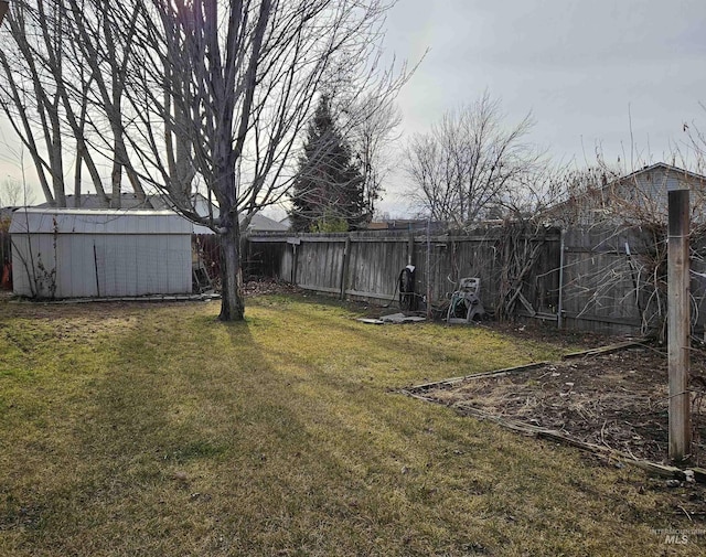 view of yard featuring an outbuilding