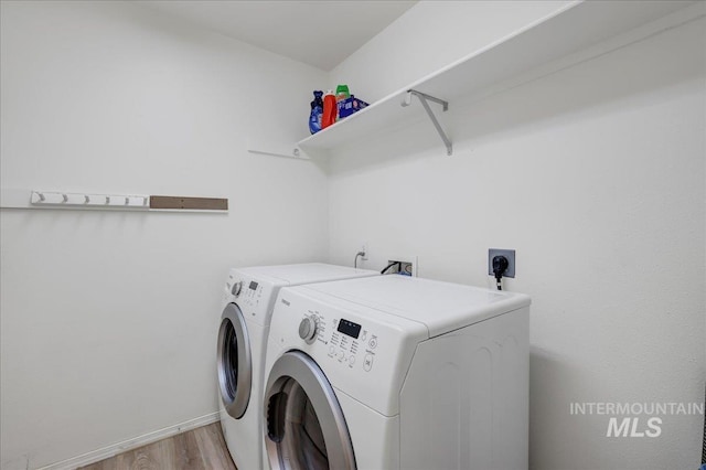 197 Cedarpark Cir, Twin Falls, ID 83301 - laundry room with washing machine and clothes dryer, light wood-style floors, and baseboards