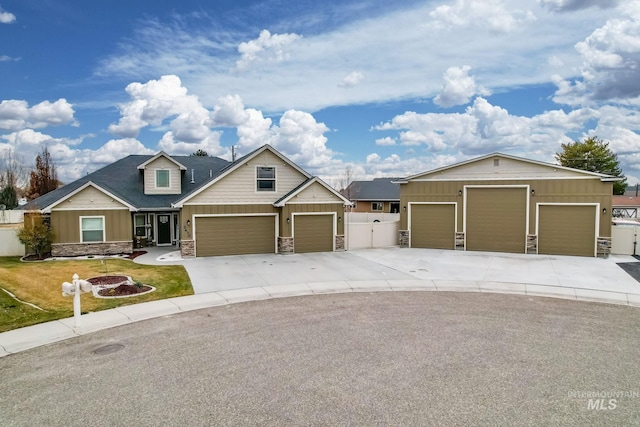 craftsman house with a front lawn