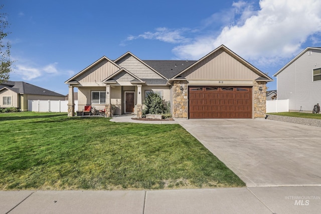 812 Kelli Ln, Filer, ID 83328 - craftsman inspired home featuring an attached garage, concrete driveway, a front yard, and fence