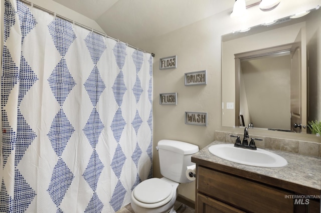 812 Kelli Ln, Filer, ID 83328 - full bath featuring toilet, vanity, a shower with shower curtain, and lofted ceiling