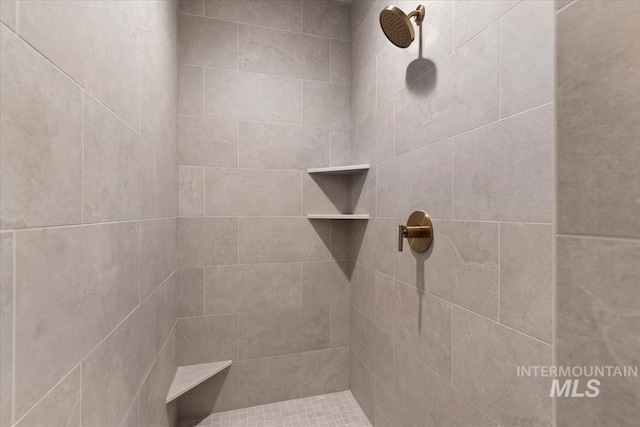 full bath with tiled shower