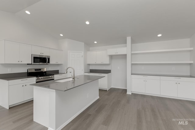 5754 W Stavros St, Meridian, ID 83646 - kitchen featuring appliances with stainless steel finishes, a sink, light wood-style flooring, an island with sink, and recessed lighting