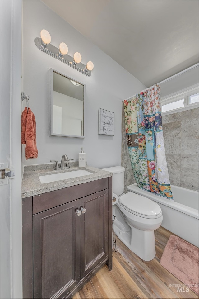 1035 N 7th Ave N, Payette, ID 83661 - full bathroom featuring wood finished floors, toilet, vanity, and shower / bath combo with shower curtain