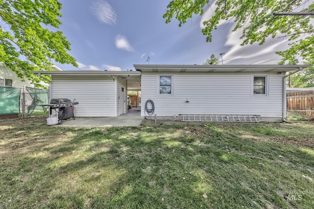 1035 N 7th Ave N, Payette, ID 83661 - back of property with a patio area