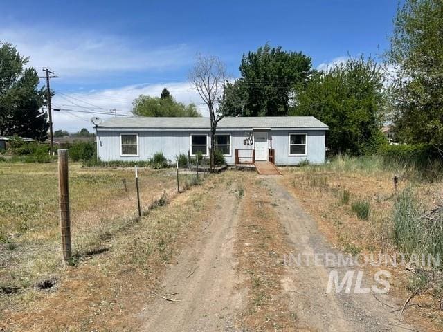 510 E Arthur Ave, Glenns Ferry, ID 83623 - view of front of house with driveway