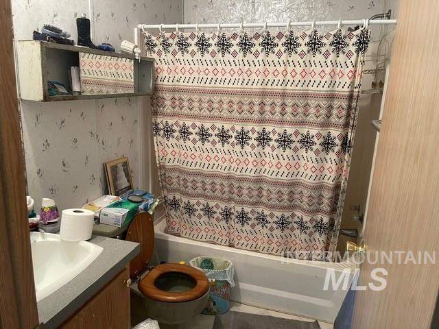 510 E Arthur Ave, Glenns Ferry, ID 83623 - full bath with shower / bath combo with shower curtain, toilet, and vanity