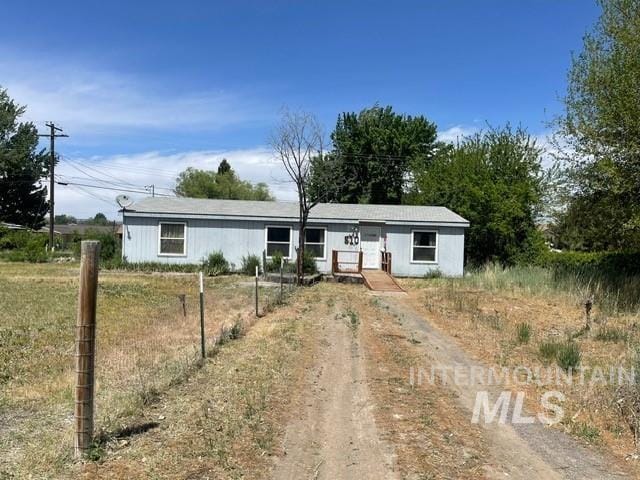 510 E Arthur Ave, Glenns Ferry, ID 83623 - view of front facade featuring driveway and fence