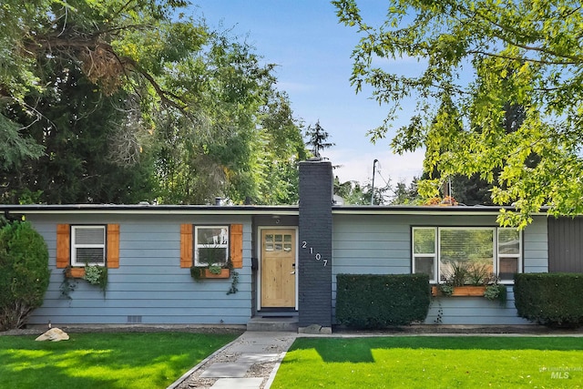 view of front of house with a front lawn