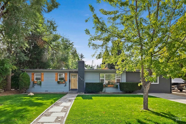 view of front of house featuring a front yard