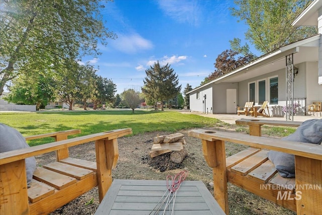 view of yard featuring a patio area