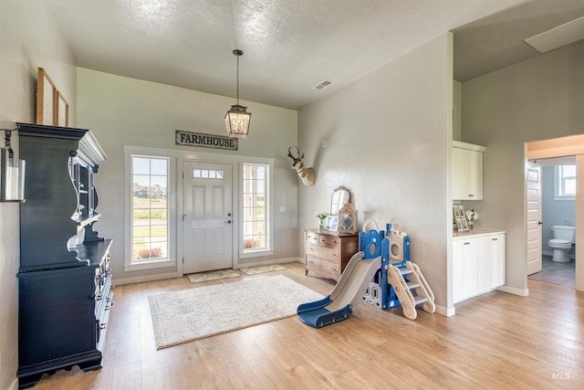 27652 Hop Rd, Caldwell, ID 83607 - entrance foyer featuring baseboards, visible vents, and light wood-style floors