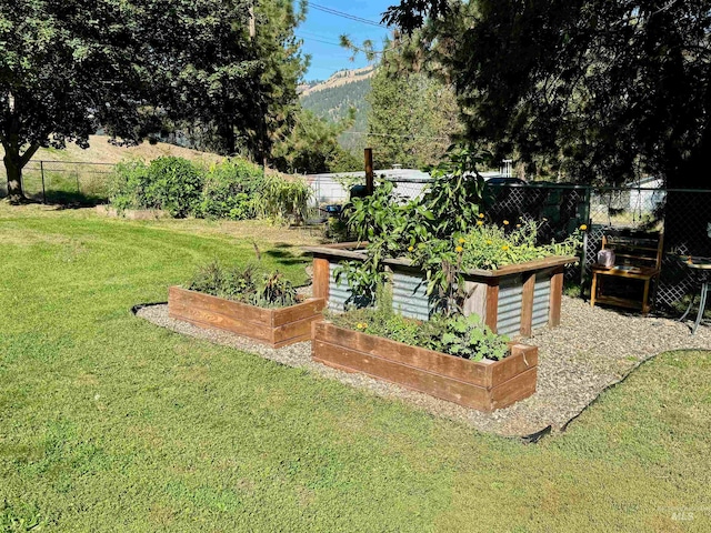 view of yard featuring a mountain view