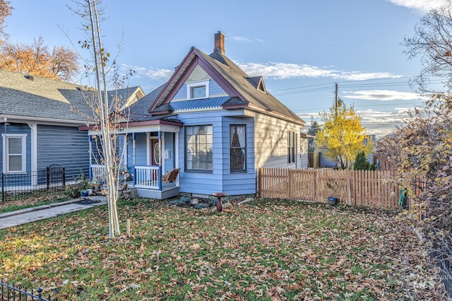 view of front of house featuring a front lawn