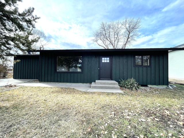 single story home featuring a front yard