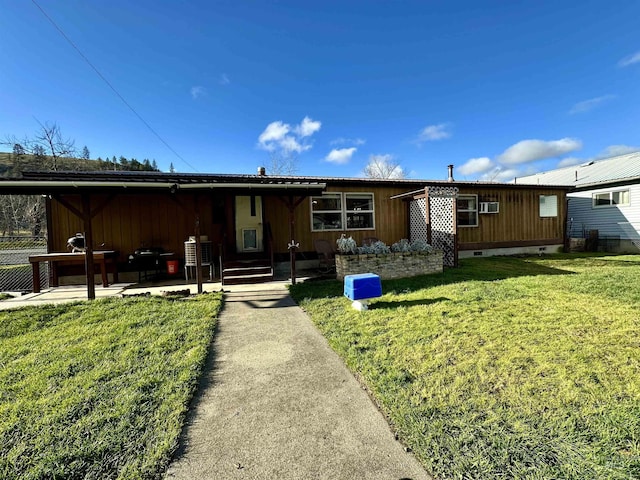 view of front of property with a front yard