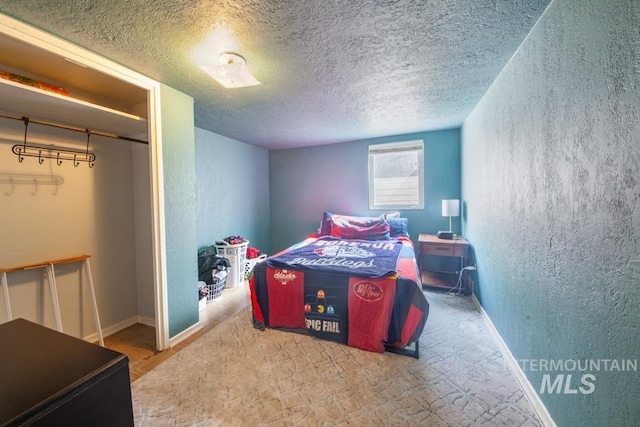 829 Diagonal, Clarkston, WA 99403 - bedroom featuring a textured wall and a textured ceiling